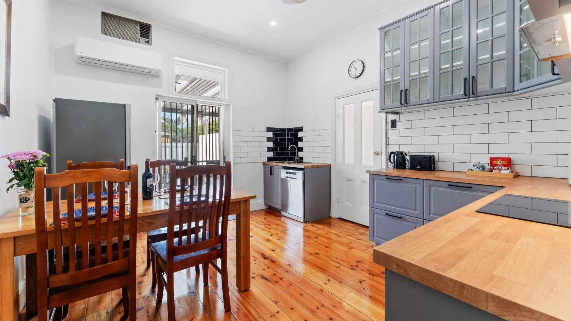 Character 1880S Renovated Cottage - Quiet Location Adelaide